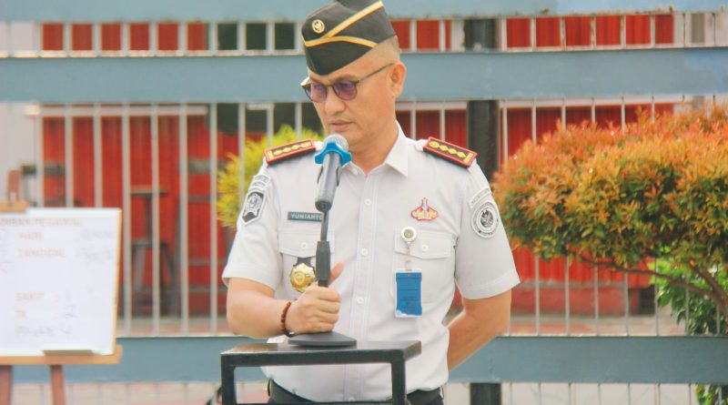 Lembaga Pemasyarakatan (Lapas) Kelas IIA Pekanbaru menggelar apel pagi sebagai bentuk penguatan disiplin bagi seluruh jajaran petugas. Kegiatan yang berlangsung pada Senin (13/4/2026) ini dipimpin langsung oleh Kepala Lapas Pekanbaru, Yuniarto. (Foto: Humas Lapas llA Pekanbaru)