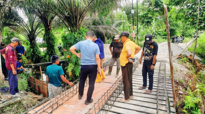 Semangat gotong royong kembali mewarnai pembangunan infrastruktur di Kota Pekanbaru. Pada Sabtu pagi (11/4/2026), puluhan personel kepolisian bersama warga melaksanakan pengerjaan Jembatan Merah Putih di Kelurahan Pematang Kapau, Kecamatan Kulim. (Foto: Alex)