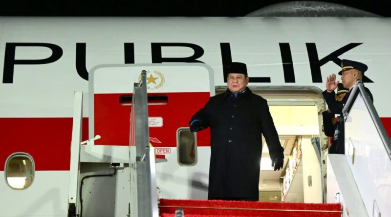 Presiden RI Prabowo Subianto saat tiba di Paris, Prancis, untuk melanjutkan rangkaian kunjungan kenegaraan di Eropa. Setelah bertemu Presiden Putin di Rusia, Presiden Prabowo dijadwalkan mengadakan pertemuan bilateral dengan Presiden Emmanuel Macron di Istana Élysée. (Foto: BPMI Setpres)