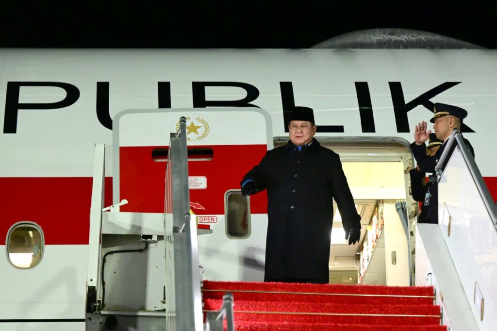 Presiden RI Prabowo Subianto saat tiba di Paris, Prancis, untuk melanjutkan rangkaian kunjungan kenegaraan di Eropa. Setelah bertemu Presiden Putin di Rusia, Presiden Prabowo dijadwalkan mengadakan pertemuan bilateral dengan Presiden Emmanuel Macron di Istana Élysée. (Foto: BPMI Setpres)