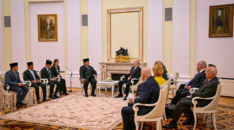 Momen keakraban Presiden RI Prabowo Subianto dan Presiden Rusia Vladimir Putin saat pertemuan bilateral di Istana Kremlin, Moskow. Presiden Prabowo memberikan ucapan selamat Hari Paskah sebagai bentuk penghormatan terhadap keberagaman budaya dan agama di Rusia. (Foto: BPMI Setpres)
