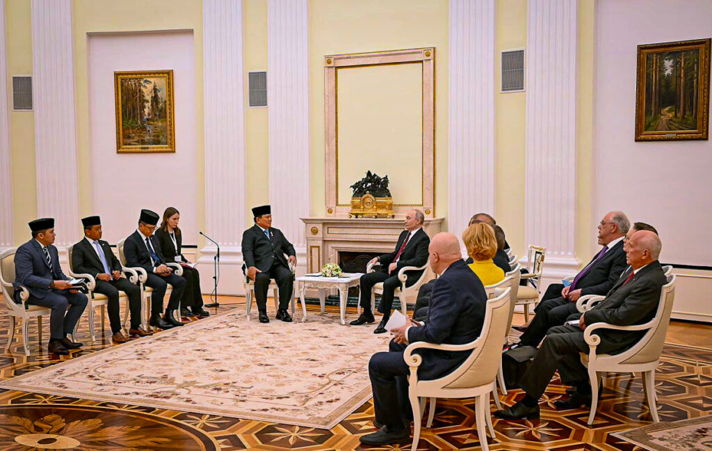 Momen keakraban Presiden RI Prabowo Subianto dan Presiden Rusia Vladimir Putin saat pertemuan bilateral di Istana Kremlin, Moskow. Presiden Prabowo memberikan ucapan selamat Hari Paskah sebagai bentuk penghormatan terhadap keberagaman budaya dan agama di Rusia. (Foto: BPMI Setpres)