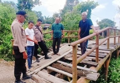 apolsek Teluk Meranti, IPDA Vicki Rizky, turun langsung meninjau lokasi rencana pembangunan Jembatan Merah Putih di Desa Pangkalan Terap, Kabupaten Pelalawan. Peninjauan yang dilakukan pada Selasa (14/4/2026) ini bertujuan memastikan kesiapan infrastruktur strategis tersebut. (Foto: Humas Polsek Teluk Meranti)