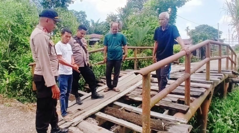 apolsek Teluk Meranti, IPDA Vicki Rizky, turun langsung meninjau lokasi rencana pembangunan Jembatan Merah Putih di Desa Pangkalan Terap, Kabupaten Pelalawan. Peninjauan yang dilakukan pada Selasa (14/4/2026) ini bertujuan memastikan kesiapan infrastruktur strategis tersebut. (Foto: Humas Polsek Teluk Meranti)