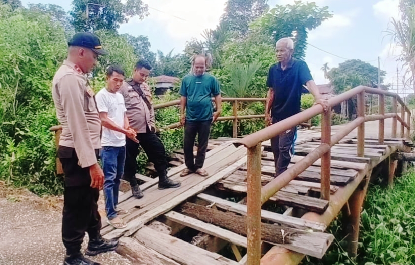 apolsek Teluk Meranti, IPDA Vicki Rizky, turun langsung meninjau lokasi rencana pembangunan Jembatan Merah Putih di Desa Pangkalan Terap, Kabupaten Pelalawan. Peninjauan yang dilakukan pada Selasa (14/4/2026) ini bertujuan memastikan kesiapan infrastruktur strategis tersebut. (Foto: Humas Polsek Teluk Meranti)