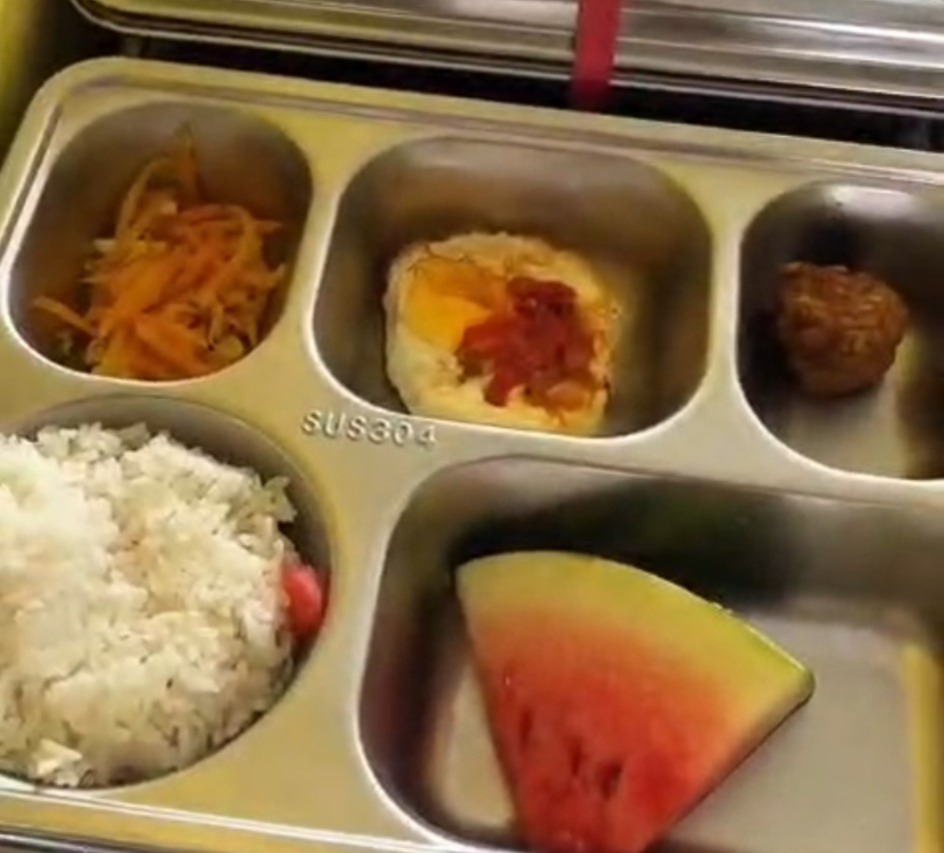 Isi menu Makan Bergizi Gratis (MBG) yang tidak diambil oleh siswa di SMAN 7 Kerinci. (Foto: IST/Dewi Yulianti)