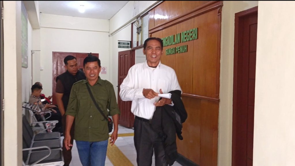 Anggota DPRD Kota Sungai Penuh, Fahruddin saat di Pengadilan Negeri Sungai Penuh. (Foto: IST/Dewi Yulianti)