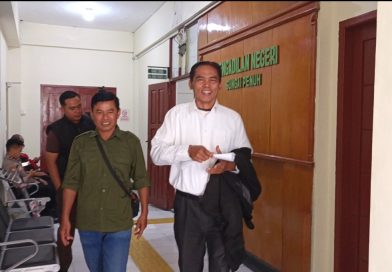 Anggota DPRD Kota Sungai Penuh, Fahruddin saat di Pengadilan Negeri Sungai Penuh. (Foto: IST/Dewi Yulianti)