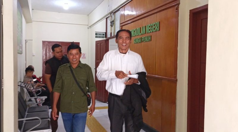 Anggota DPRD Kota Sungai Penuh, Fahruddin saat di Pengadilan Negeri Sungai Penuh. (Foto: IST/Dewi Yulianti)