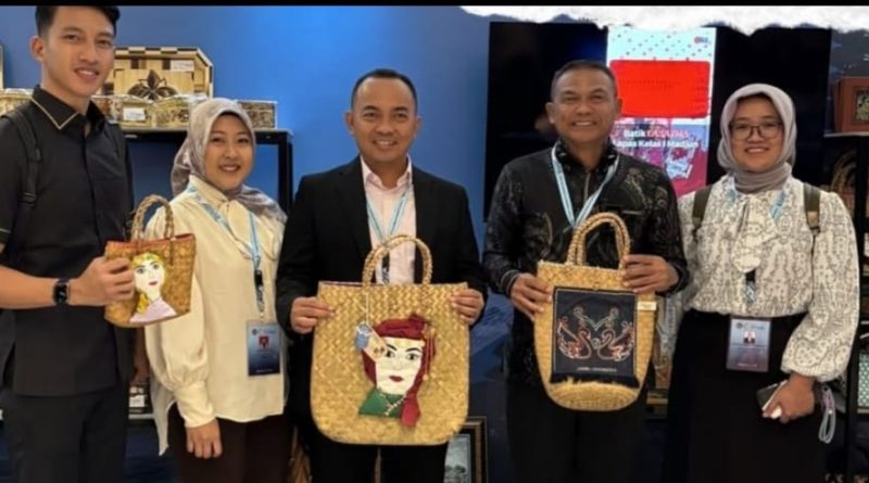 Karya warga binaan asal Provinsi Jambi berhasil memukau para delegasi internasional dalam ajang World Congress of Probation and Parole ke-7 Tahun 2026. Acara bergengsi yang dihadiri perwakilan dari 44 negara ini menjadi panggung bagi produk-produk hasil pembinaan Lapas dan Rutan wilayah Jambi, Selasa (15/4/2026). (Foto: IST/Dewi Yulianti)