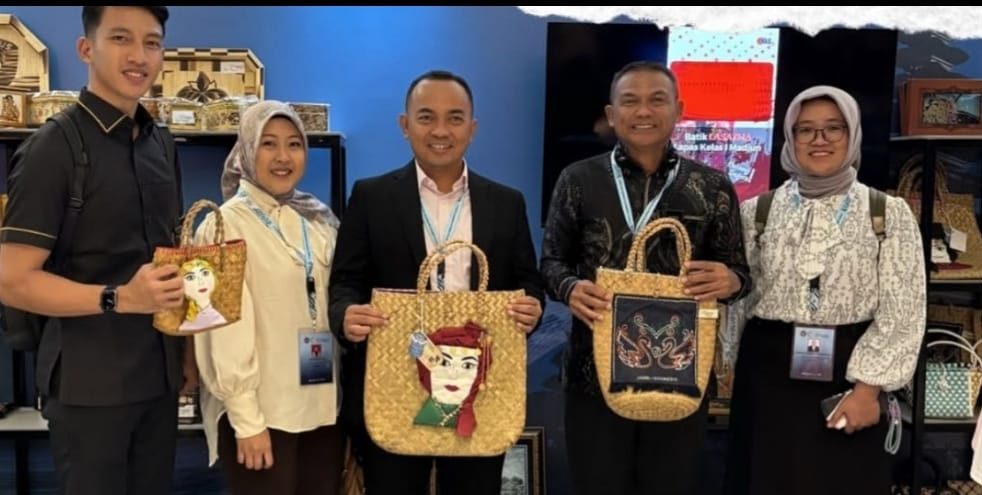 Karya warga binaan asal Provinsi Jambi berhasil memukau para delegasi internasional dalam ajang World Congress of Probation and Parole ke-7 Tahun 2026. Acara bergengsi yang dihadiri perwakilan dari 44 negara ini menjadi panggung bagi produk-produk hasil pembinaan Lapas dan Rutan wilayah Jambi, Selasa (15/4/2026). (Foto: IST/Dewi Yulianti)
