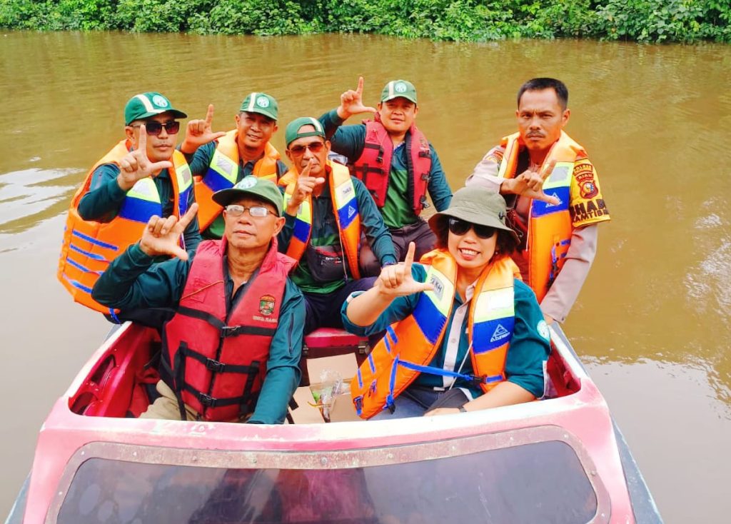 Polsek Teluk Meranti terus memperketat pengawasan untuk mencegah terjadinya kebakaran hutan dan lahan (Karhutla). Menggunakan speed boat, petugas menyusuri aliran Sungai Kampar menuju kawasan Hutan Turip, Kabupaten Pelalawan, Rabu (15/4/2026). (Foto: Polsek Teluk Meranti)
