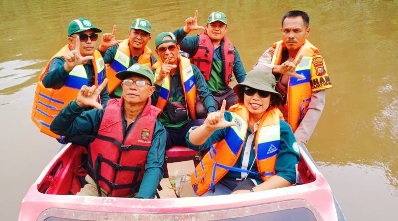 Polsek Teluk Meranti terus memperketat pengawasan untuk mencegah terjadinya kebakaran hutan dan lahan (Karhutla). Menggunakan speed boat, petugas menyusuri aliran Sungai Kampar menuju kawasan Hutan Turip, Kabupaten Pelalawan, Rabu (15/4/2026). (Foto: Polsek Teluk Meranti)