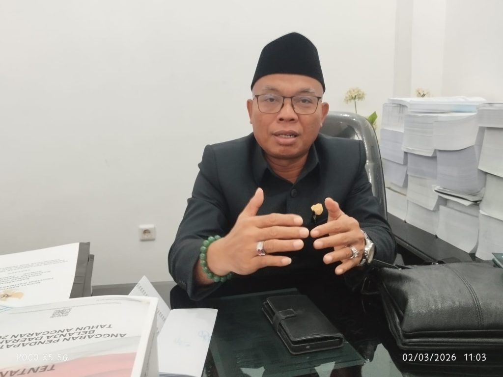 Anggota DPRD Kabupaten Barito Utara, Gun Sriwitanto, S.H., menyampaikan apresiasi kepada jajaran Kodim 1013/Mtw. Hal ini terkait peninjauan lokasi rencana pembangunan Jembatan Gantung Garuda di Desa Liang Buah, Kecamatan Teweh Baru, Kamis (15/4/2026). (Foto: IST/Carli Silitonga)