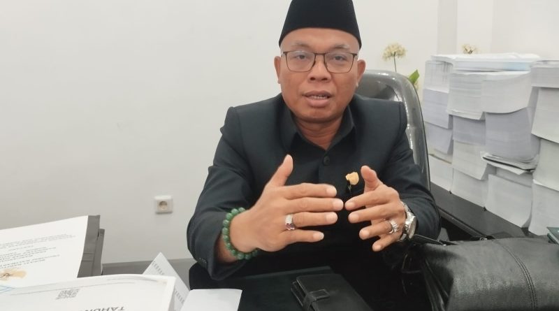Anggota DPRD Kabupaten Barito Utara, Gun Sriwitanto, S.H., menyampaikan apresiasi kepada jajaran Kodim 1013/Mtw. Hal ini terkait peninjauan lokasi rencana pembangunan Jembatan Gantung Garuda di Desa Liang Buah, Kecamatan Teweh Baru, Kamis (15/4/2026). (Foto: IST/Carli Silitonga)