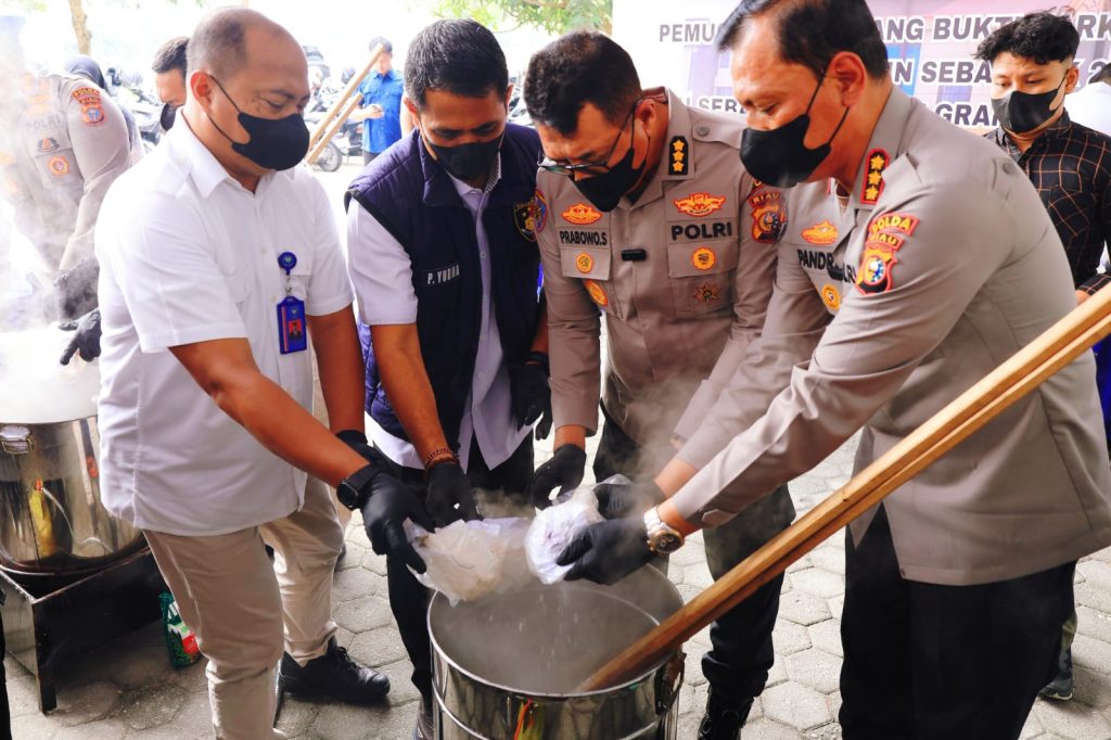Polda Riau kembali menegaskan komitmennya dalam memerangi peredaran gelap narkotika di tanah air. Pada Kamis (16/4/2026) pagi, aparat memusnahkan barang bukti narkotika dalam jumlah besar yang bertempat di halaman Mapolda Riau. (Foto: Humas Polda Riau)