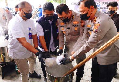 Polda Riau kembali menegaskan komitmennya dalam memerangi peredaran gelap narkotika di tanah air. Pada Kamis (16/4/2026) pagi, aparat memusnahkan barang bukti narkotika dalam jumlah besar yang bertempat di halaman Mapolda Riau. (Foto: Humas Polda Riau)