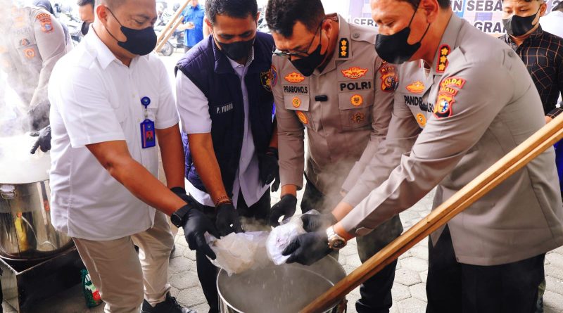 Polda Riau kembali menegaskan komitmennya dalam memerangi peredaran gelap narkotika di tanah air. Pada Kamis (16/4/2026) pagi, aparat memusnahkan barang bukti narkotika dalam jumlah besar yang bertempat di halaman Mapolda Riau. (Foto: Humas Polda Riau)
