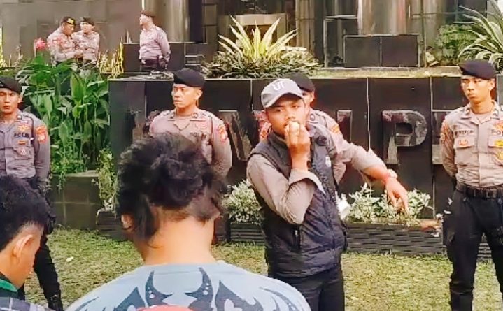 Gerakan Mahasiswa dan Pemuda Bogor (GMPB) menyatakan dukungan penuh terhadap langkah Pemerintah Kabupaten (Pemkab) Bogor dalam menindak tegas Perbuatan Melawan Hukum (PMH). Hal ini menyusul mencuatnya isu dugaan praktik jual beli jabatan di lingkungan pemerintahan setempat, Kamis (16/4/2026). (Foto: Ketua GMPB, M. Iqbal)