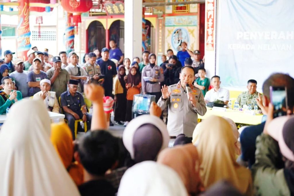 Usai mengukuhkan Duta Anti Narkoba di Pekanbaru, Kapolda Riau Irjen Herry Heryawan langsung turun ke Panipahan, Kabupaten Rokan Hilir, Kamis (16/4/2026). Kunjungan ini merupakan langkah cooling system untuk memulihkan situasi kamtibmas pasca aksi unjuk rasa warga. (Foto: Humas Polda Riau)