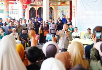 Usai mengukuhkan Duta Anti Narkoba di Pekanbaru, Kapolda Riau Irjen Herry Heryawan langsung turun ke Panipahan, Kabupaten Rokan Hilir, Kamis (16/4/2026). Kunjungan ini merupakan langkah cooling system untuk memulihkan situasi kamtibmas pasca aksi unjuk rasa warga. (Foto: Humas Polda Riau)