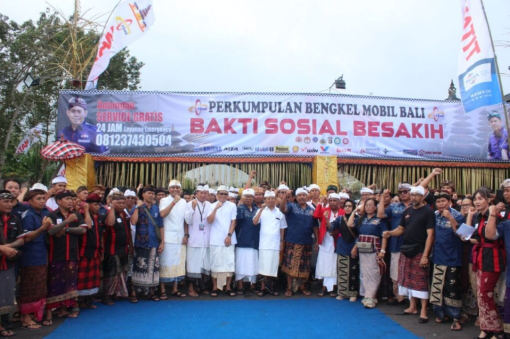 Gubernur Bali Wayan Koster saat meninjau kesiapan teknisi di Posko Service Gratis milik PBMB di kawasan Besakih. Layanan ini disiapkan secara khusus untuk mengantisipasi kendaraan mogok dan memastikan kelancaran transportasi umat yang hendak bersembahyang. (Foto: Pemprov Bali)