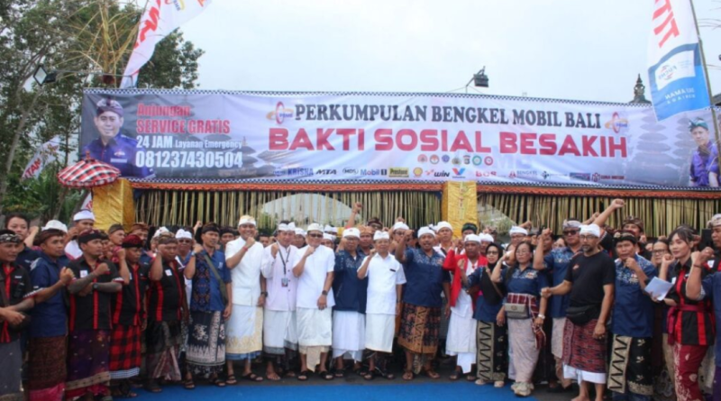 Gubernur Bali Wayan Koster saat meninjau kesiapan teknisi di Posko Service Gratis milik PBMB di kawasan Besakih. Layanan ini disiapkan secara khusus untuk mengantisipasi kendaraan mogok dan memastikan kelancaran transportasi umat yang hendak bersembahyang. (Foto: Pemprov Bali)