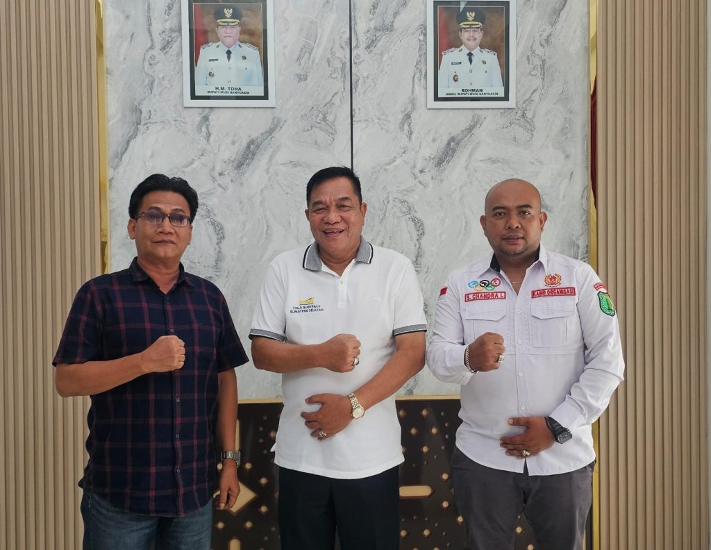 Bursa pencalonan Ketua Komite Olahraga Nasional Indonesia (KONI) Kabupaten Musi Banyuasin (Muba) semakin menghangat. Saputra Candra Lesmana, salah satu kandidat kuat, menunjukkan keseriusannya dengan menemui Bupati Muba, H. M. Toha, Jumat (17/4/2026). (Foto: IST/Heri Susanto)