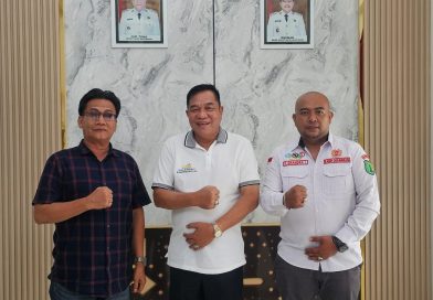 Bursa pencalonan Ketua Komite Olahraga Nasional Indonesia (KONI) Kabupaten Musi Banyuasin (Muba) semakin menghangat. Saputra Candra Lesmana, salah satu kandidat kuat, menunjukkan keseriusannya dengan menemui Bupati Muba, H. M. Toha, Jumat (17/4/2026). (Foto: IST/Heri Susanto)