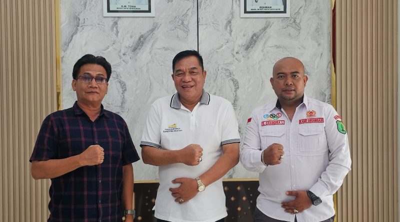 Bursa pencalonan Ketua Komite Olahraga Nasional Indonesia (KONI) Kabupaten Musi Banyuasin (Muba) semakin menghangat. Saputra Candra Lesmana, salah satu kandidat kuat, menunjukkan keseriusannya dengan menemui Bupati Muba, H. M. Toha, Jumat (17/4/2026). (Foto: IST/Heri Susanto)