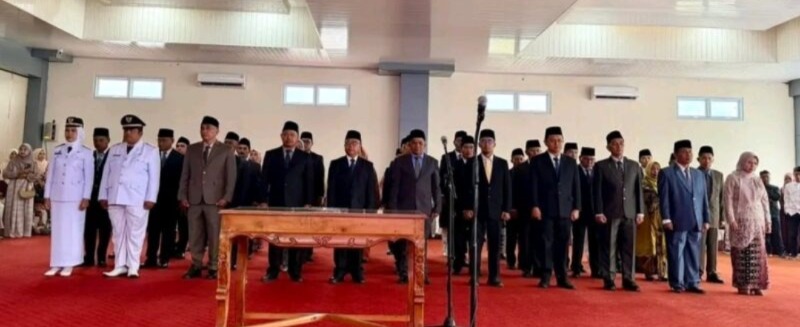 Pemerintah Kabupaten Kerinci terus mengakselerasi agenda reformasi birokrasi di lingkup pemerintahan daerah. Langkah terbaru ditunjukkan oleh Bupati Kerinci, Monadi, yang melantik serta merotasi puluhan Aparatur Sipil Negara (ASN) pada Jumat (16/4/2026). (Foto: Diskominfo Kerinci)