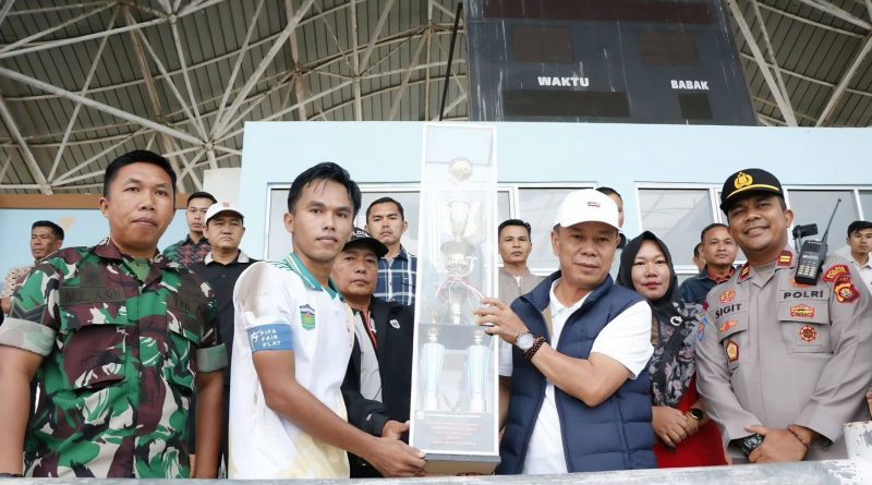 Pertandingan final PSTK Cup 2026 antar desa berlangsung meriah di Stadion Pancasila KONI, Kecamatan Tanah Kampung. Laga puncak yang digelar pada Kamis (16/4/2026) ini menyedot antusiasme tinggi dari ribuan pasang mata. (Foto: Diskominfosta Sungai Penuh)