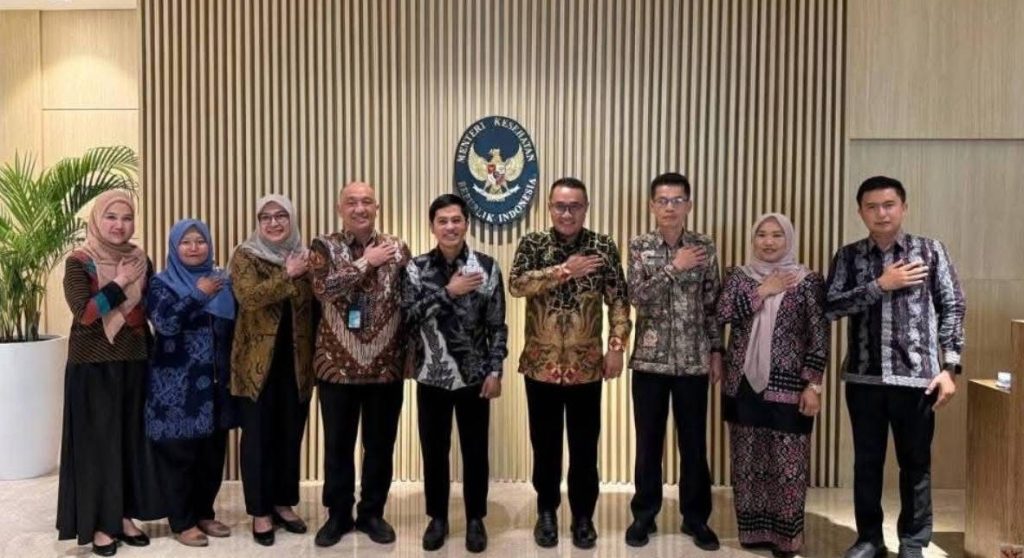 Wali Kota Sungai Penuh, Alfin, S.H., melakukan langkah strategis dengan menyambangi kantor Kementerian Kesehatan (Kemenkes) RI di Jakarta pada Selasa (14/4/2026). Kunjungan ini bertujuan untuk melakukan audiensi langsung bersama Wakil Menteri Kesehatan Republik Indonesia. (Foto: Diskominfosta Sungai Penuh)