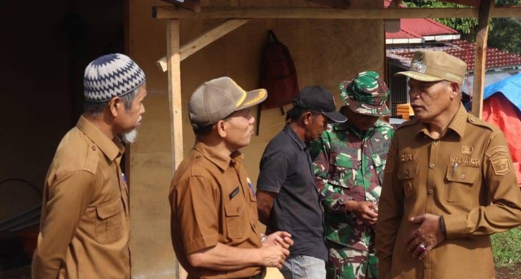 Wakil Wali Kota Sungai Penuh, Azhar Hamzah, melakukan peninjauan langsung terhadap proses pembangunan Gedung Merah Putih pada Selasa (14/4/2026). Peninjauan ini dilakukan di dua lokasi berbeda, yakni Desa Sungai Jernih dan Desa Sungai Ning. (Foto: Diskominfostas Sungai Penuh)