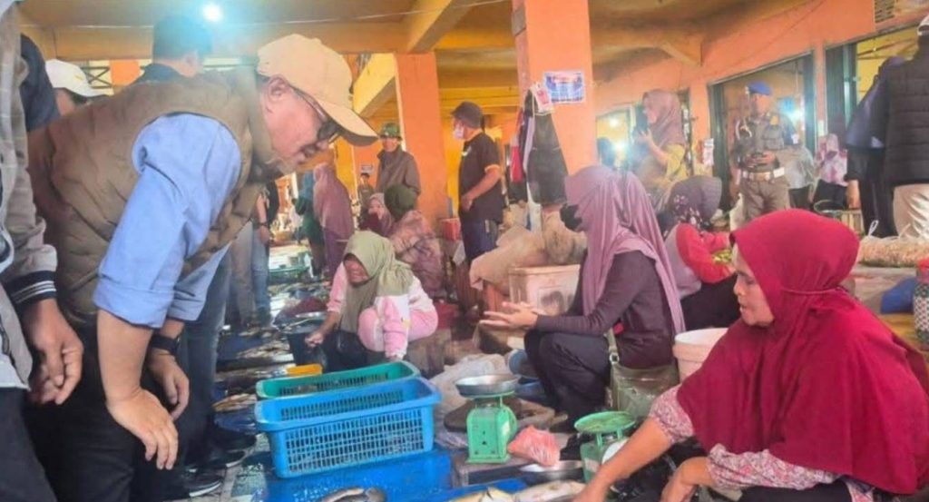 Wali Kota Sungai Penuh, Alfin, S.H., turun langsung meninjau kondisi Pasar Tanjung Bajure pasca dilakukan langkah penataan pada Sabtu (11/4/2026). Peninjauan ini bertujuan memastikan seluruh aktivitas ekonomi masyarakat berjalan optimal dalam lingkungan yang lebih teratur. (Foto: Diskominfosta Sungai Penuh)