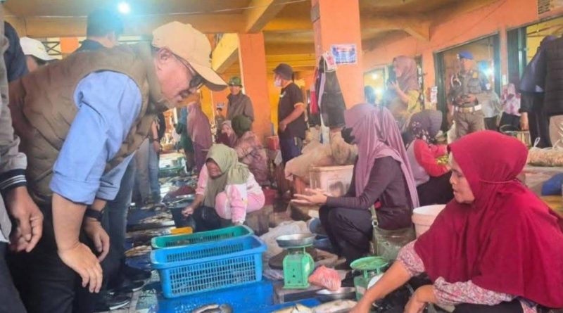 Wali Kota Sungai Penuh, Alfin, S.H., turun langsung meninjau kondisi Pasar Tanjung Bajure pasca dilakukan langkah penataan pada Sabtu (11/4/2026). Peninjauan ini bertujuan memastikan seluruh aktivitas ekonomi masyarakat berjalan optimal dalam lingkungan yang lebih teratur. (Foto: Diskominfosta Sungai Penuh)