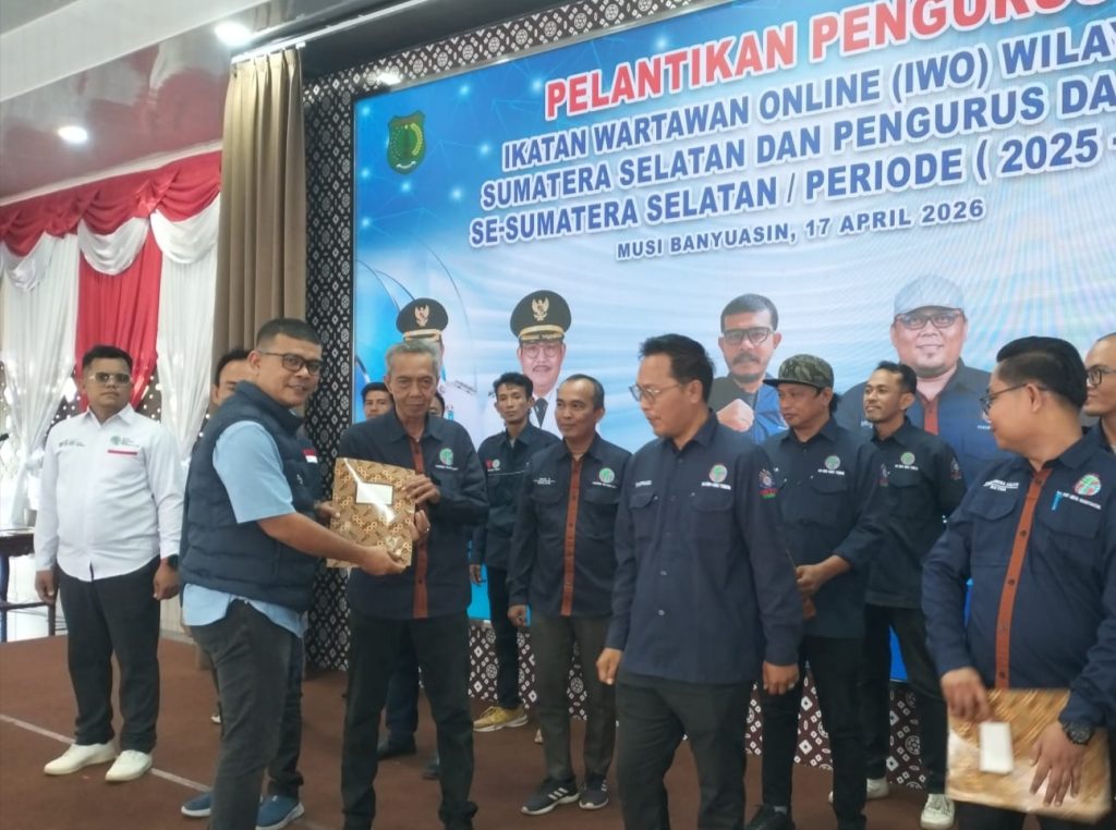 Eksistensi Ikatan Wartawan Online (IWO) di bawah kepemimpinan H. Teuku Yudhistira Adi Nugraha, M.I.Kom., kian menguat di kancah nasional. Setelah menyelesaikan agenda di wilayah timur, panji IWO kini resmi berkibar di Sumatera Selatan (Sumsel) melalui pelantikan kolektif yang digelar di Pendopoan Rumah Dinas Bupati Musi Banyuasin, Jumat (17/4/2026). (Foto: IST/Heri Susanto)