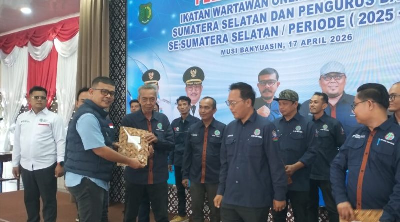 Eksistensi Ikatan Wartawan Online (IWO) di bawah kepemimpinan H. Teuku Yudhistira Adi Nugraha, M.I.Kom., kian menguat di kancah nasional. Setelah menyelesaikan agenda di wilayah timur, panji IWO kini resmi berkibar di Sumatera Selatan (Sumsel) melalui pelantikan kolektif yang digelar di Pendopoan Rumah Dinas Bupati Musi Banyuasin, Jumat (17/4/2026). (Foto: IST/Heri Susanto)