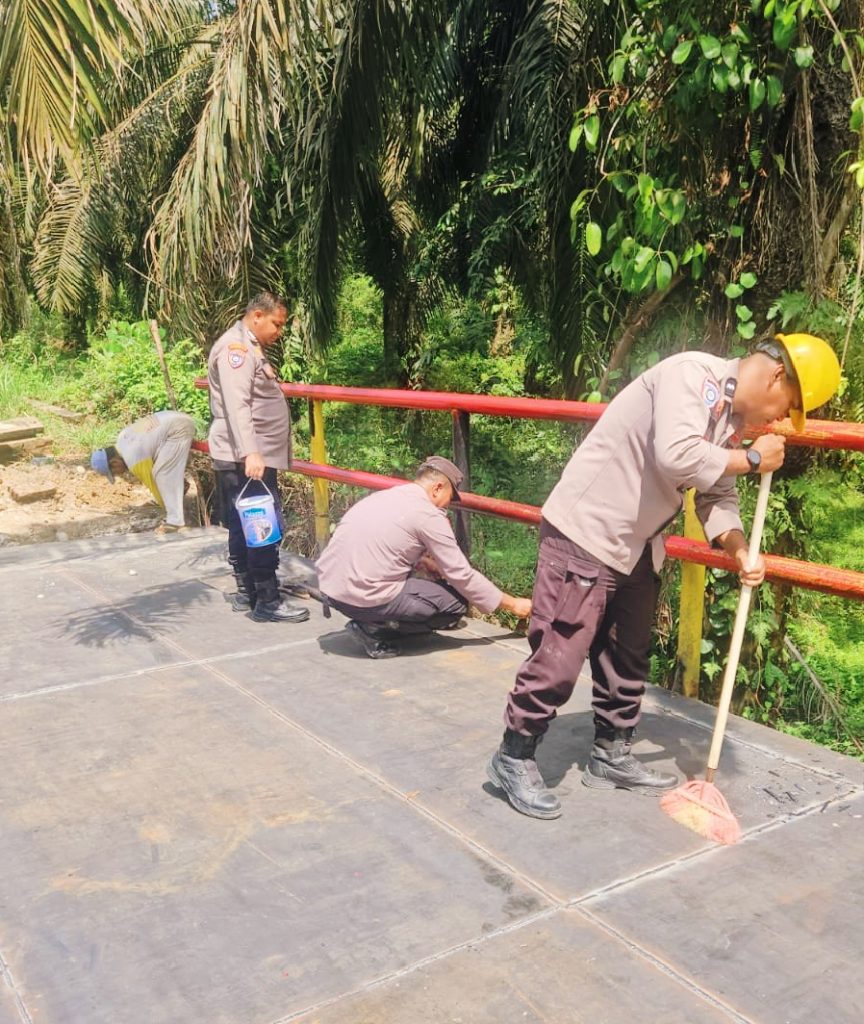 Personel Polda Riau dan Polres Kampar menunjukkan komitmen tinggi dalam mendukung pembangunan infrastruktur di Kecamatan Kuok. Hingga Sabtu (18/4/2026), tiga proyek jembatan strategis di wilayah tersebut mencatatkan perkembangan signifikan, bahkan salah satunya telah mencapai progres 70%. (Foto: Humas Polres Kampar)