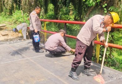 Personel Polda Riau dan Polres Kampar menunjukkan komitmen tinggi dalam mendukung pembangunan infrastruktur di Kecamatan Kuok. Hingga Sabtu (18/4/2026), tiga proyek jembatan strategis di wilayah tersebut mencatatkan perkembangan signifikan, bahkan salah satunya telah mencapai progres 70%. (Foto: Humas Polres Kampar)
