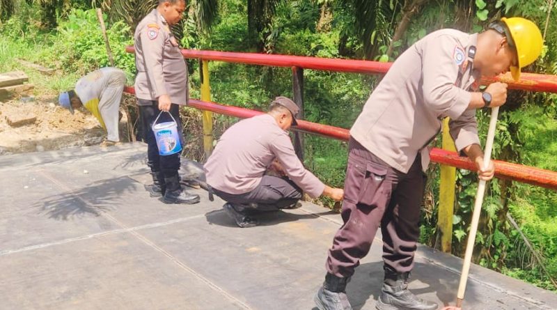 Personel Polda Riau dan Polres Kampar menunjukkan komitmen tinggi dalam mendukung pembangunan infrastruktur di Kecamatan Kuok. Hingga Sabtu (18/4/2026), tiga proyek jembatan strategis di wilayah tersebut mencatatkan perkembangan signifikan, bahkan salah satunya telah mencapai progres 70%. (Foto: Humas Polres Kampar)