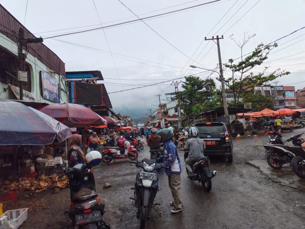 Upaya Pemerintah Kota (Pemkot) Sungai Penuh dalam menata Pasar Tanjung Bajure mulai menunjukkan hasil positif. Pasar tradisional terbesar di pusat kota tersebut kini tampak lebih rapi dan bebas dari kesan semrawut yang selama ini dikeluhkan warga, Minggu (19/4/2026). (Foto: IST/Dewi Yulianti)