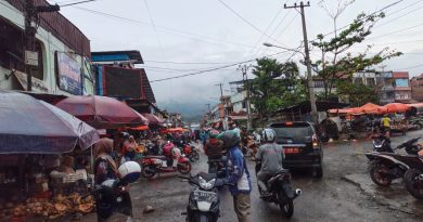 Upaya Pemerintah Kota (Pemkot) Sungai Penuh dalam menata Pasar Tanjung Bajure mulai menunjukkan hasil positif. Pasar tradisional terbesar di pusat kota tersebut kini tampak lebih rapi dan bebas dari kesan semrawut yang selama ini dikeluhkan warga, Minggu (19/4/2026). (Foto: IST/Dewi Yulianti)
