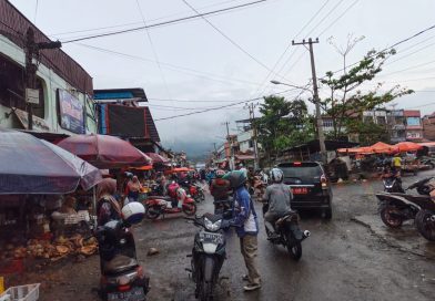 Upaya Pemerintah Kota (Pemkot) Sungai Penuh dalam menata Pasar Tanjung Bajure mulai menunjukkan hasil positif. Pasar tradisional terbesar di pusat kota tersebut kini tampak lebih rapi dan bebas dari kesan semrawut yang selama ini dikeluhkan warga, Minggu (19/4/2026). (Foto: IST/Dewi Yulianti)
