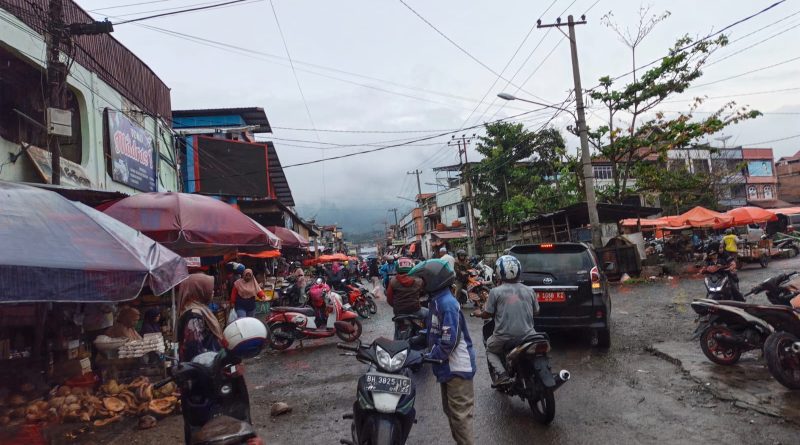 Upaya Pemerintah Kota (Pemkot) Sungai Penuh dalam menata Pasar Tanjung Bajure mulai menunjukkan hasil positif. Pasar tradisional terbesar di pusat kota tersebut kini tampak lebih rapi dan bebas dari kesan semrawut yang selama ini dikeluhkan warga, Minggu (19/4/2026). (Foto: IST/Dewi Yulianti)
