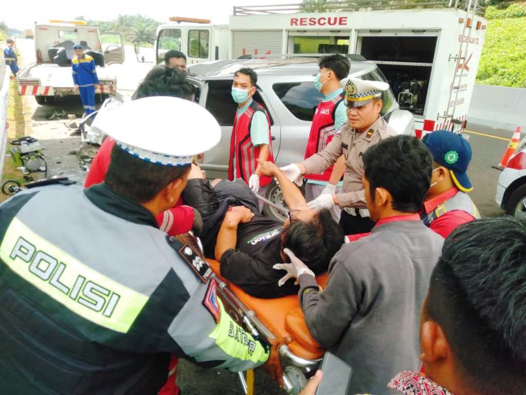 Personel Patroli Jalan Raya (PJR) Ditlantas Polda Riau bergerak cepat menangani kecelakaan lalu lintas ganda di Jalan Tol Pekanbaru-Dumai (Permai) KM 38. Peristiwa memilukan ini terjadi pada Minggu (19/4/2026) sekitar pukul 13.40 WIB. (Foto: Dirlantas Polda Riau)