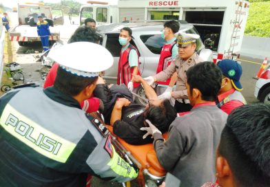 Personel Patroli Jalan Raya (PJR) Ditlantas Polda Riau bergerak cepat menangani kecelakaan lalu lintas ganda di Jalan Tol Pekanbaru-Dumai (Permai) KM 38. Peristiwa memilukan ini terjadi pada Minggu (19/4/2026) sekitar pukul 13.40 WIB. (Foto: Dirlantas Polda Riau)