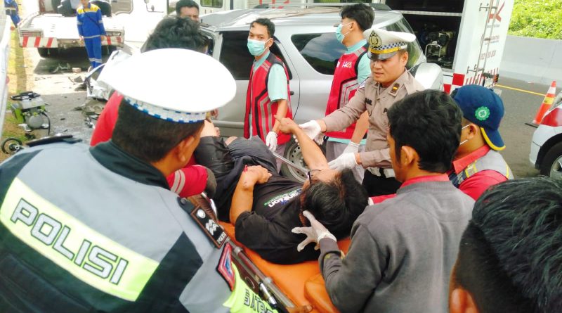 Personel Patroli Jalan Raya (PJR) Ditlantas Polda Riau bergerak cepat menangani kecelakaan lalu lintas ganda di Jalan Tol Pekanbaru-Dumai (Permai) KM 38. Peristiwa memilukan ini terjadi pada Minggu (19/4/2026) sekitar pukul 13.40 WIB. (Foto: Dirlantas Polda Riau)