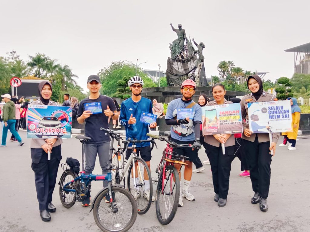 Direktorat Lalu Lintas (Ditlantas) Polda Riau kembali hadir di tengah masyarakat melalui kampanye keselamatan berlalu lintas. Kegiatan yang dipadukan dengan program Green Policing ini digelar di area Car Free Day (CFD) Jalan Sudirman, Pekanbaru, Minggu (19/4/2026). (Foto: Dirlantas Polda Riau)