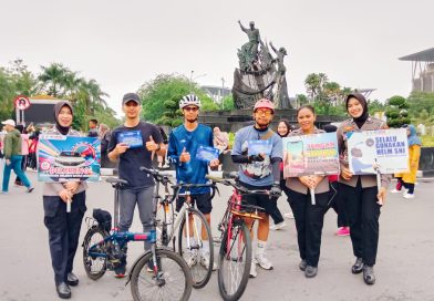 Direktorat Lalu Lintas (Ditlantas) Polda Riau kembali hadir di tengah masyarakat melalui kampanye keselamatan berlalu lintas. Kegiatan yang dipadukan dengan program Green Policing ini digelar di area Car Free Day (CFD) Jalan Sudirman, Pekanbaru, Minggu (19/4/2026). (Foto: Dirlantas Polda Riau)